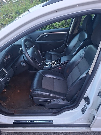 Volvo V70 3 of 5