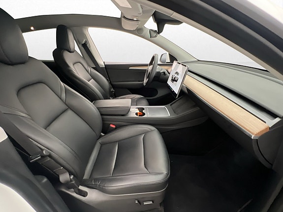 Tesla Model Y 24 of 30