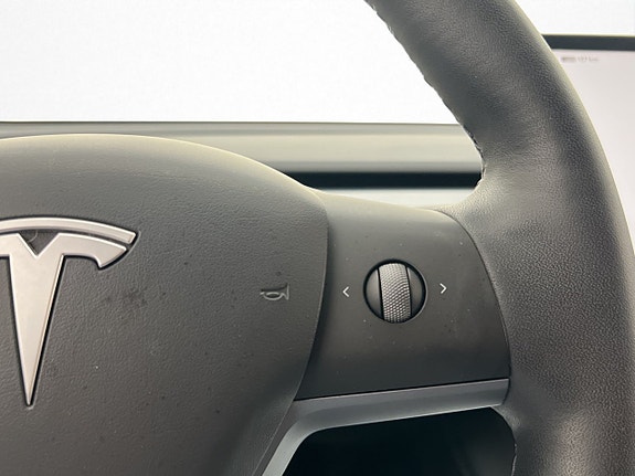 Tesla Model Y 16 of 30