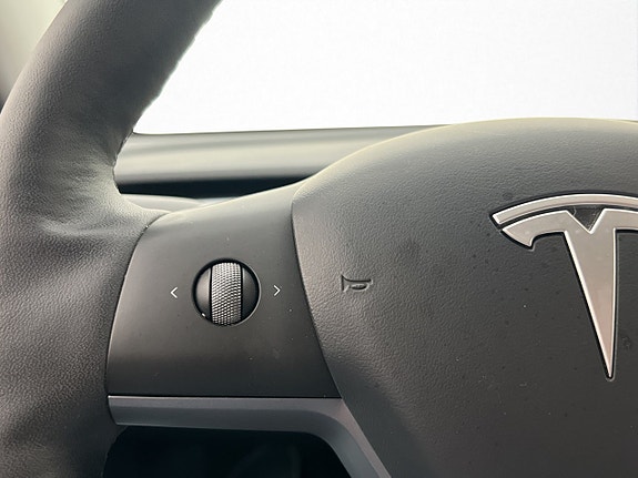 Tesla Model Y 15 of 30