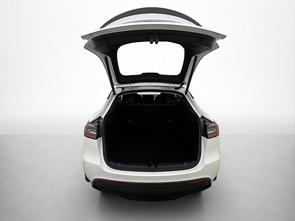 Tesla Model Y 27 of 30