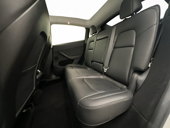 Tesla Model Y 26 of 30