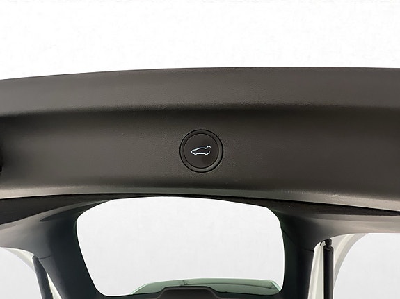 Tesla Model Y 28 of 30