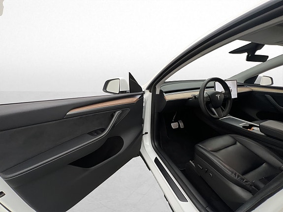 Tesla Model Y 10 of 30