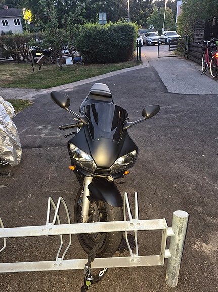 Yamaha YZF-R6 2 of 4