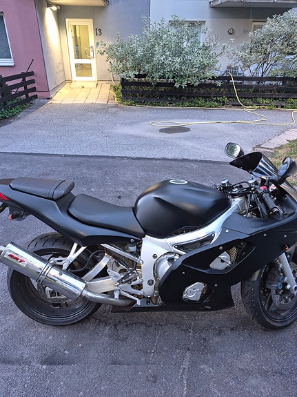 Yamaha YZF-R6 3 of 4
