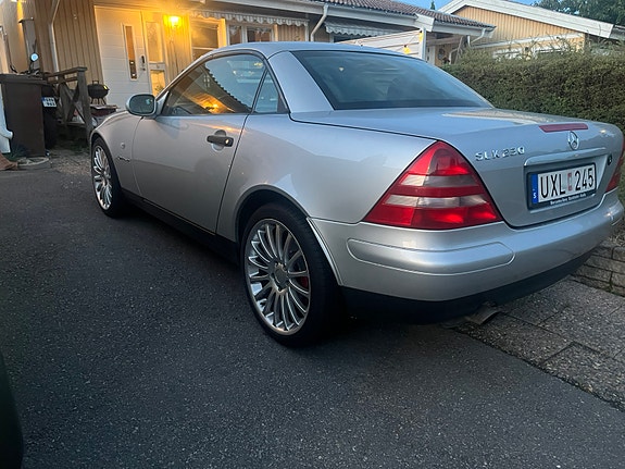 Mercedes-Benz SLK230 4 of 6