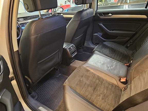 Volkswagen Passat 13 of 19