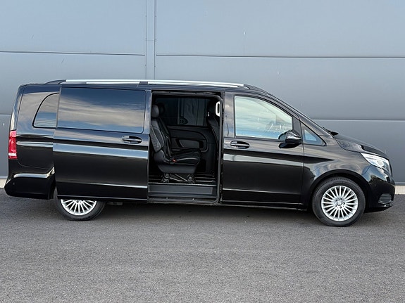Mercedes-Benz V250 2 of 22