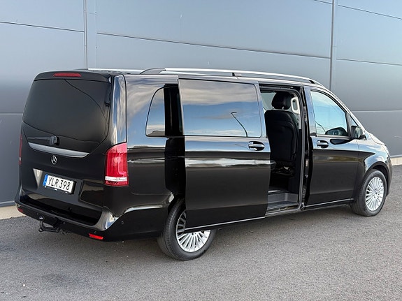 Mercedes-Benz V250 3 of 22