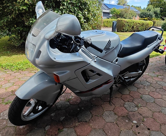 Honda CBR 600F 4 of 5