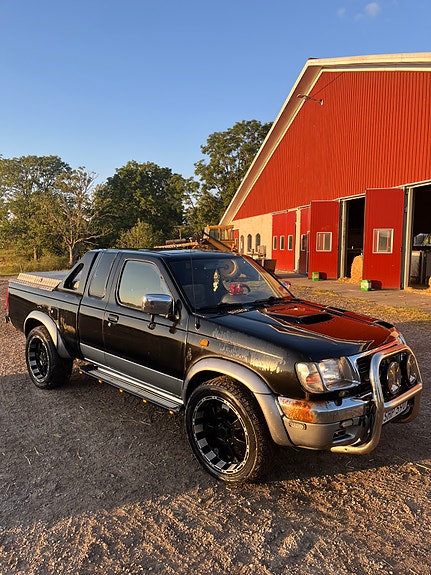 Nissan NP300 2 of 7