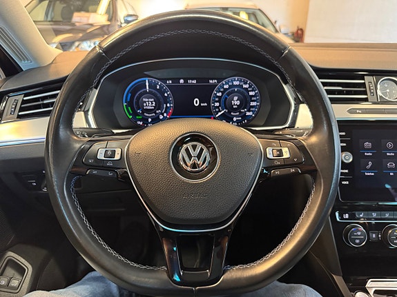 Volkswagen Passat 19 of 30