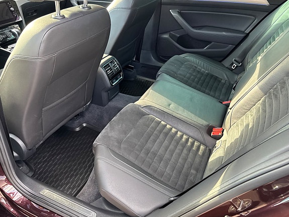 Volkswagen Passat 10 of 30