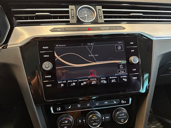 Volkswagen Passat 17 of 30