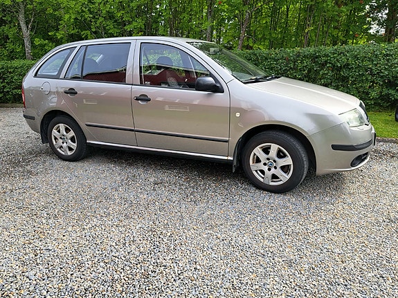 Skoda Fabia 2 of 8