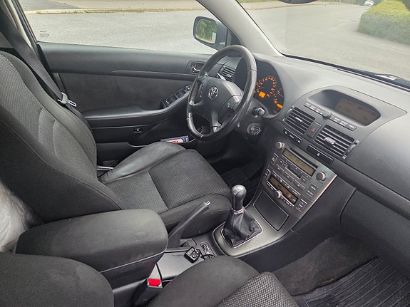 Toyota Avensis 2 of 9