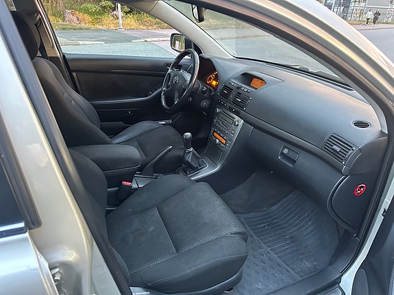 Toyota Avensis 3 of 9