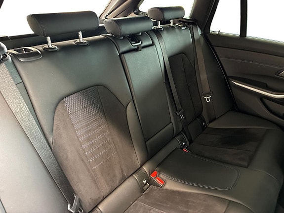 BMW 330e 23 of 25