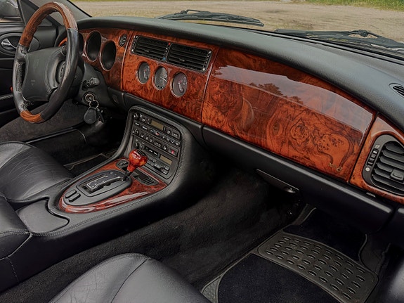 Jaguar XK 8 of 9