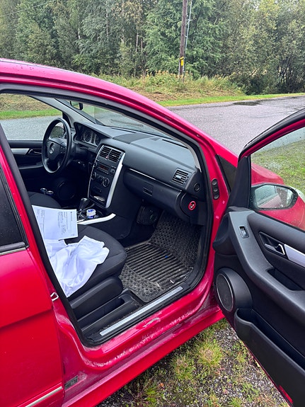 Mercedes-Benz B180 9 of 13