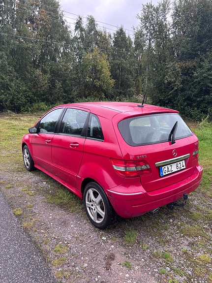 Mercedes-Benz B180 4 of 13