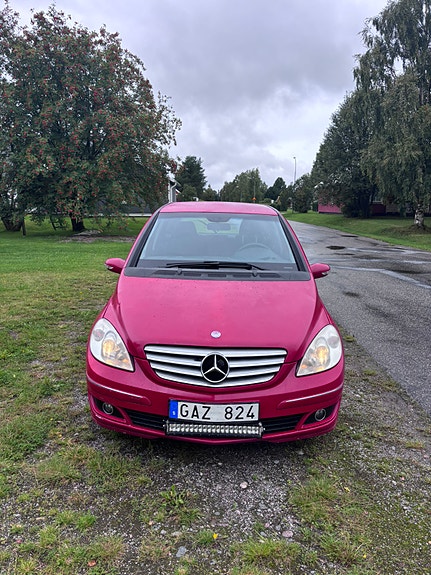 Mercedes-Benz B180 2 of 13