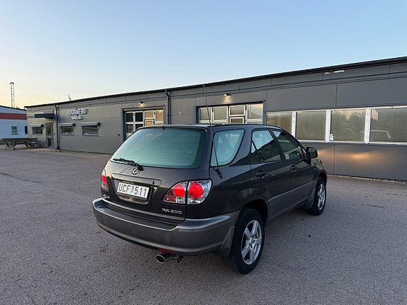 Lexus RX300 14 of 30