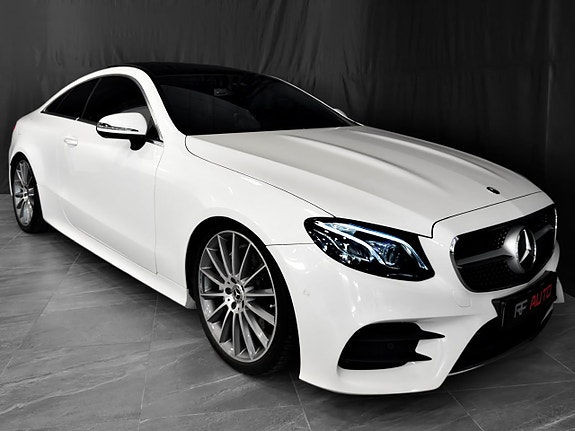 Mercedes-Benz E200 2 of 30