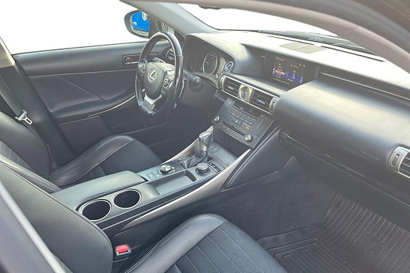 Lexus IS300h 18 of 22