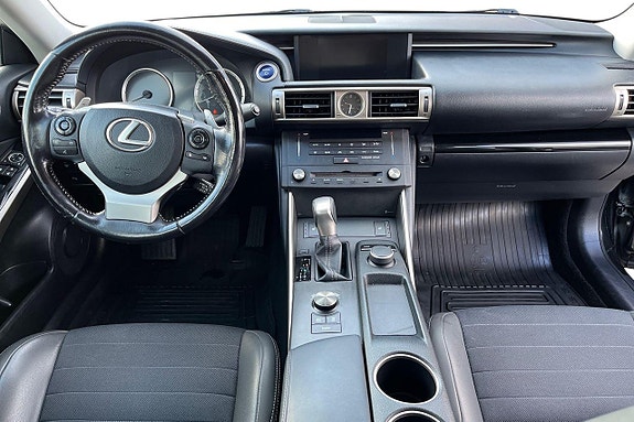 Lexus IS300h 12 of 22