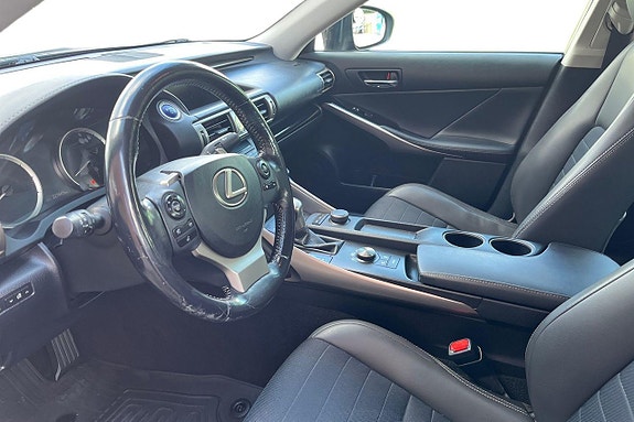 Lexus IS300h 11 of 22