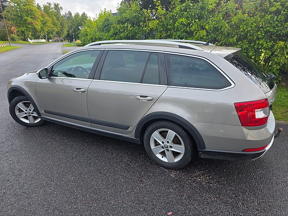 Skoda Octavia Scout 6 of 24