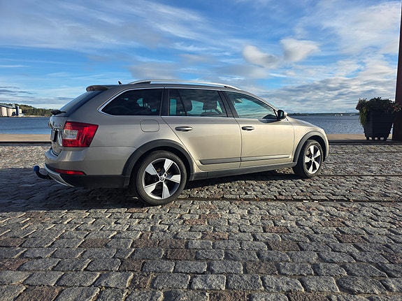 Skoda Octavia Scout 2 of 24