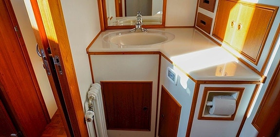 Grand Banks 42 Motoryacht 23 of 30
