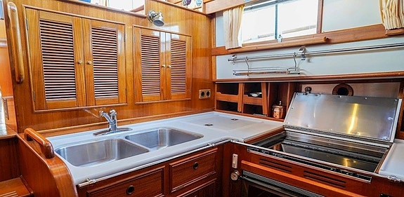 Grand Banks 42 Motoryacht 20 of 30