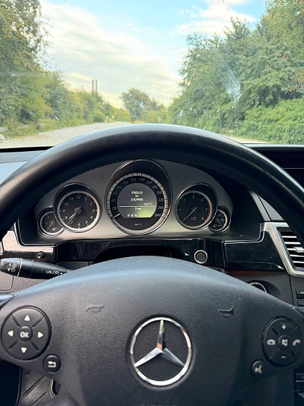 Mercedes-Benz E220 6 of 9