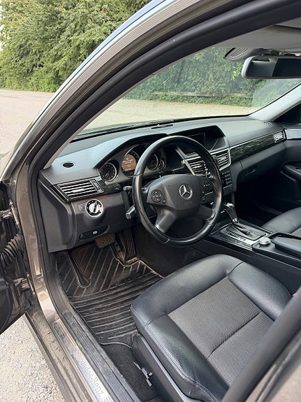 Mercedes-Benz E220 5 of 9
