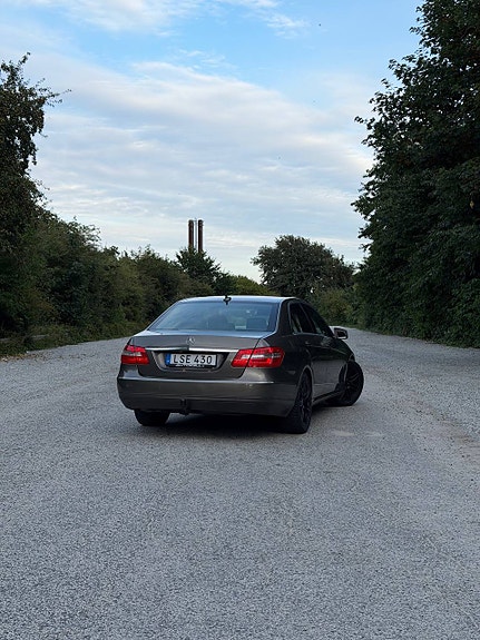 Mercedes-Benz E220 2 of 9