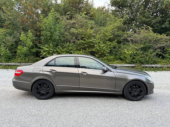 Mercedes-Benz E220 3 of 9