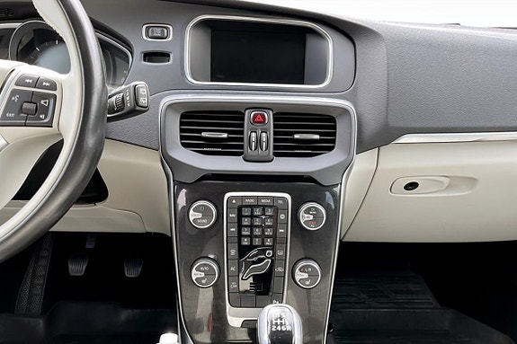 Volvo V40 Cross Country 6 of 9