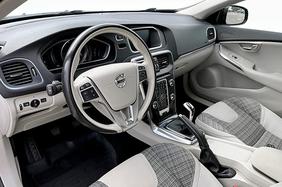 Volvo V40 Cross Country 5 of 9