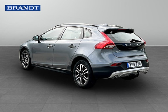 Volvo V40 Cross Country 2 of 9