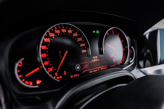 BMW 330i 18 of 27