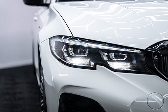 BMW 330i 7 of 27