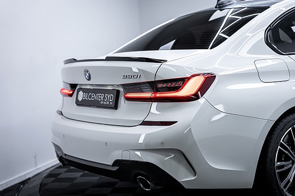 BMW 330i 9 of 27