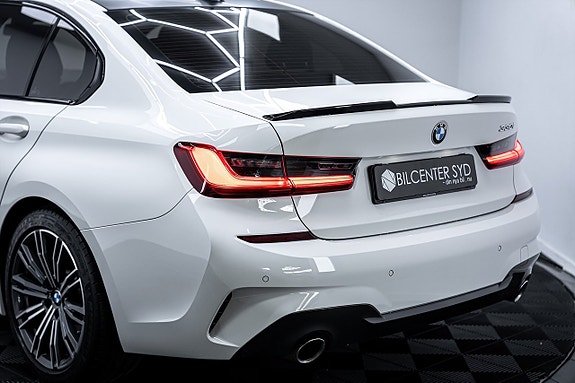 BMW 330i 13 of 27