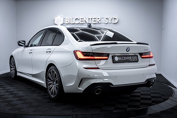 BMW 330i 12 of 27