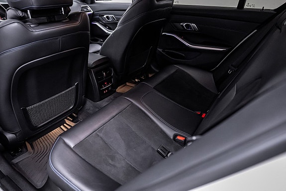 BMW 330i 23 of 27