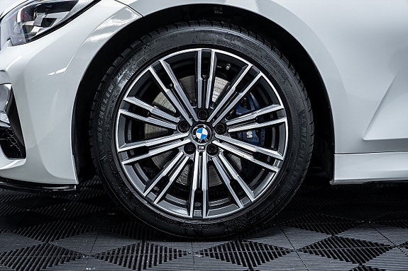 BMW 330i 3 of 27